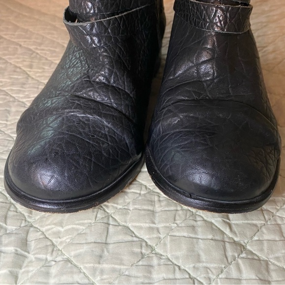 Matt Bernson short boots, size 8.5.  Textured black leather. Slip on. - Picture 7 of 9